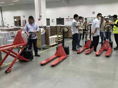 電動(dòng)高升程搬運(yùn)車交付使用，感謝廠家羅總親自跟客戶講解操作方法！